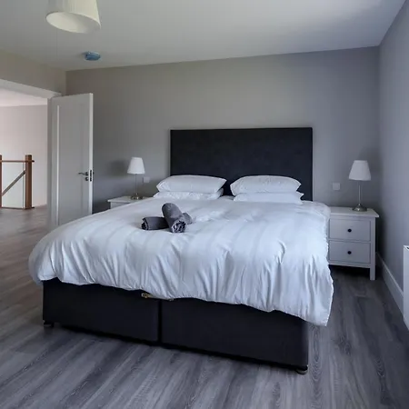 Large To Sleep 14 In The Heart Of Village Feriehus