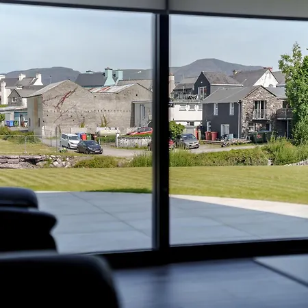 Large To Sleep 14 In The Heart Of Village Sneem